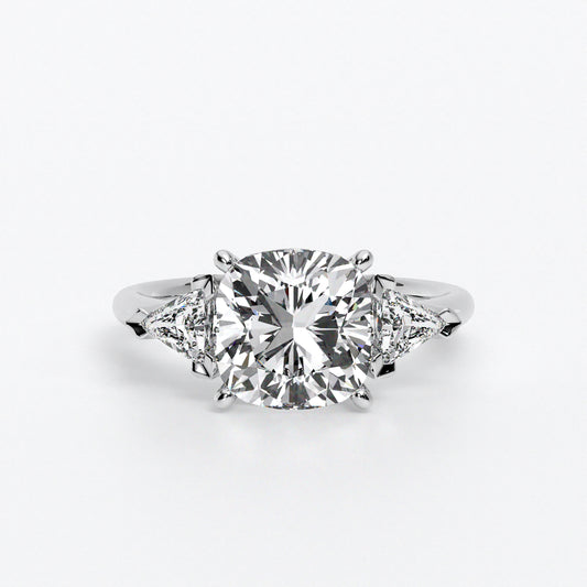 Anillo de oro blanco de 18K con diamante central en talla Cushion, 2 diamantes en corte triángulo