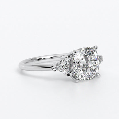 Anillo de oro blanco de 18K con diamante central en talla Cushion, 2 diamantes en corte triángulo