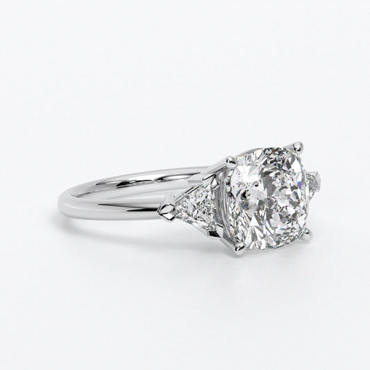 Anillo de oro blanco de 18K con diamante central en talla Cushion, 2 diamantes en corte triángulo