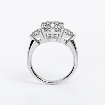 Anillo de oro blanco de 18K con diamante central en talla Cushion, 2 diamantes en corte triángulo