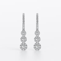 Pendientes largos de oro blanco con tres rosetones de diamantes en degradé