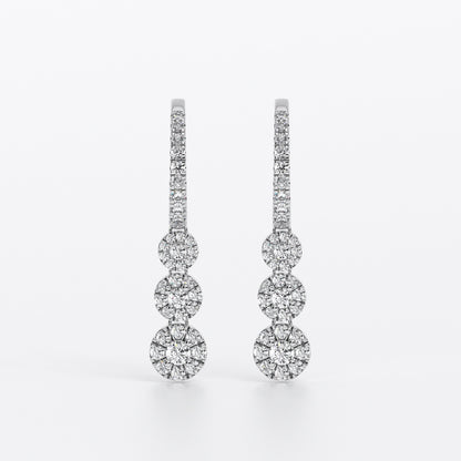 Pendientes largos de oro blanco con tres rosetones de diamantes en degradé
