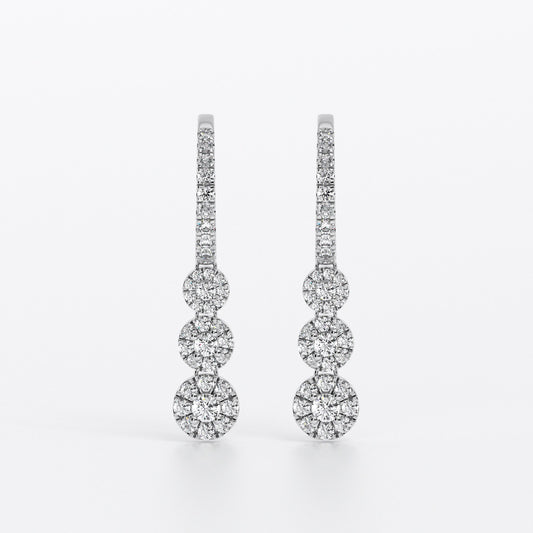 Pendientes largos de oro blanco con tres rosetones de diamantes en degradé