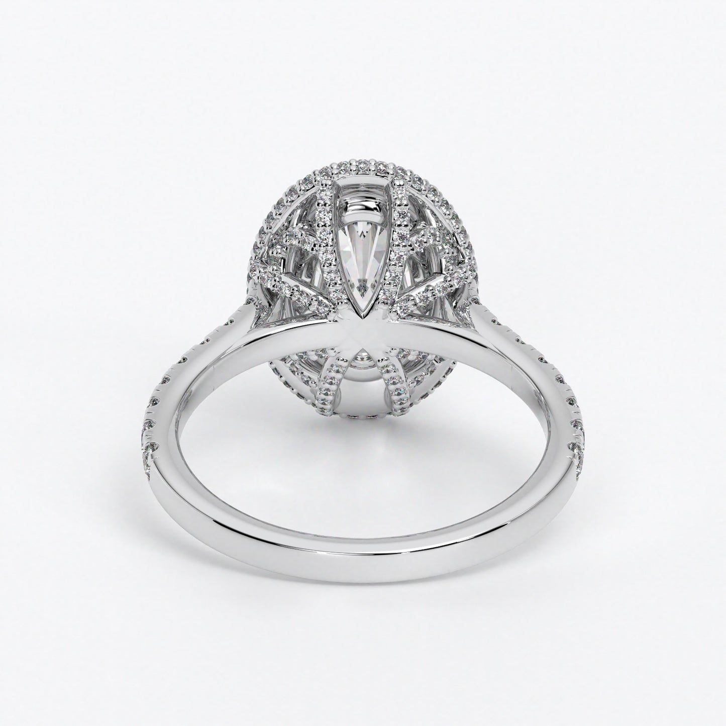 Anillo de oro blanco de 18K con diamante central talla oval rodeado con diamantes engastados en halo y brazo