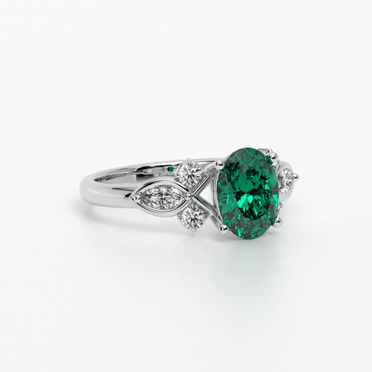 Anillo de oro de 18K con esmeralda central y diamantes en talla marquise y brillante