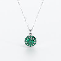Colgante de oro de 18k con esmeralda central en talla brillante, rodeada por un halo de esmeraldas, con un total de 2cts