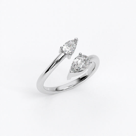 Anillo de oro de 18K con diamantes talla pera